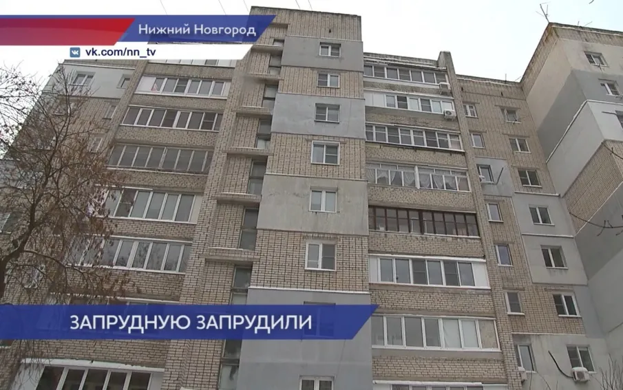 Подвал дома №1 по улице Запрудной уже несколько месяцев на полметра затоплен канализационной водой